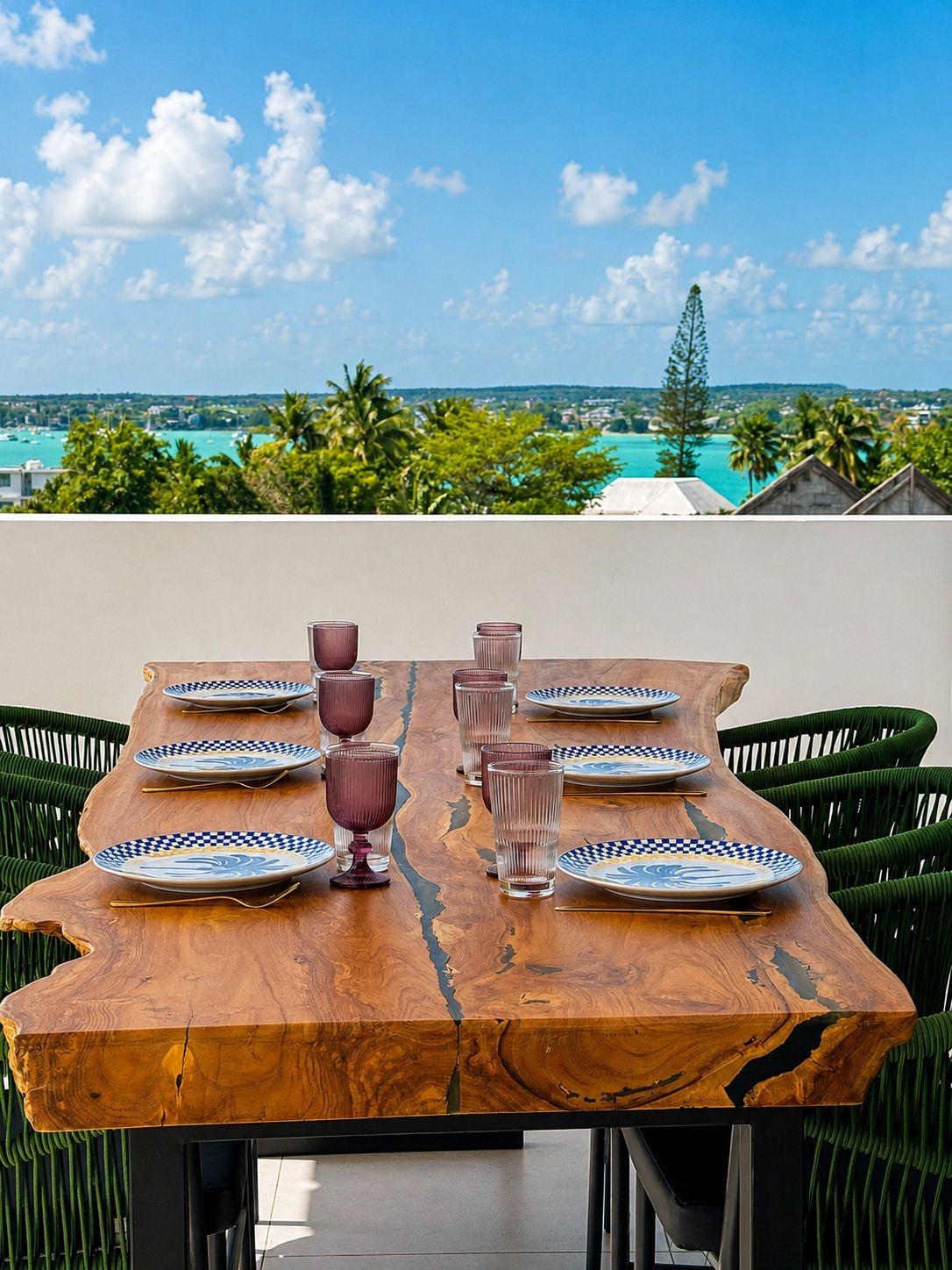 Table dressée sur la terrasse avec vue sur le lagon turquoise