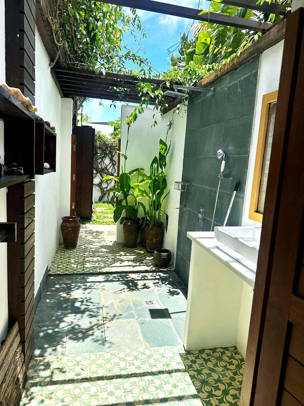Terrasse couverte et salon extérieur