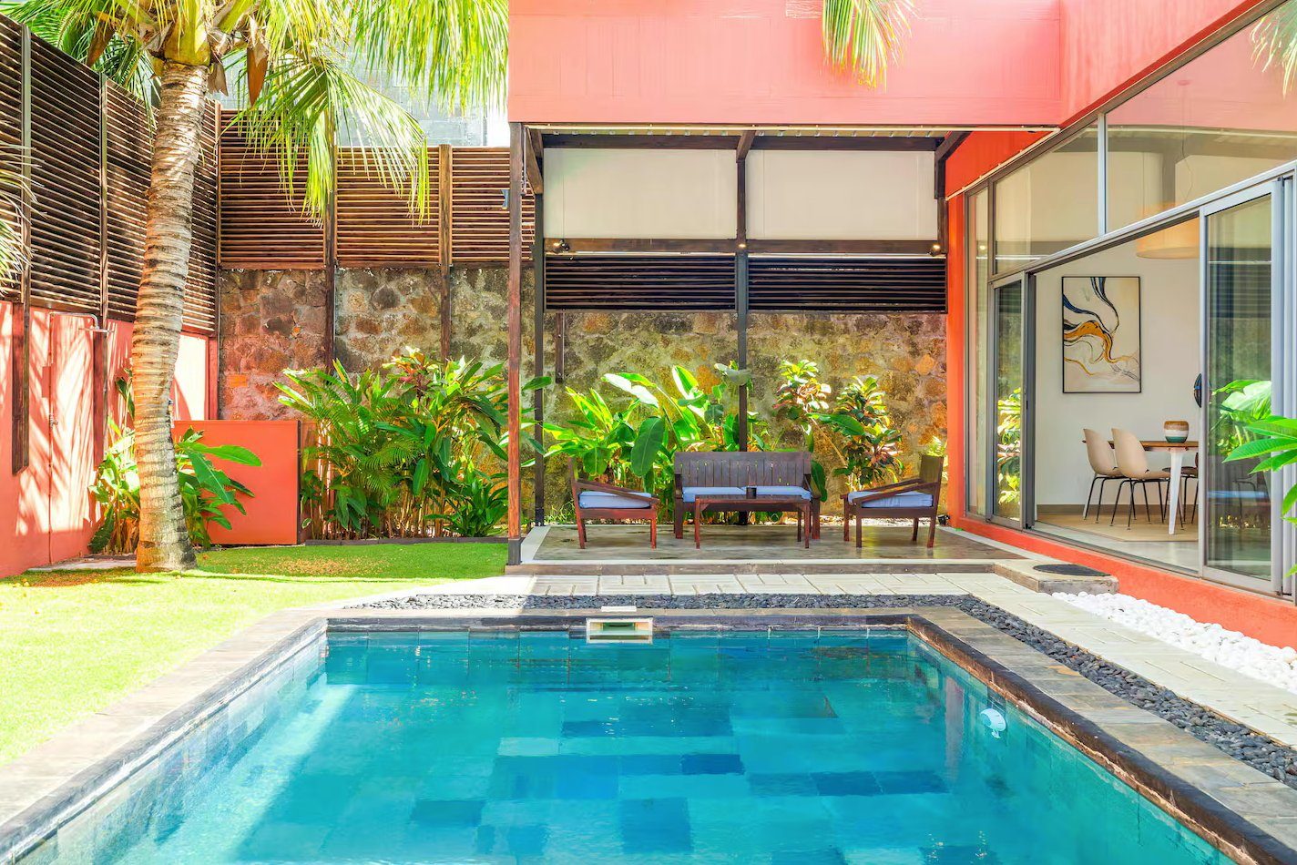 Piscine et terrasse de La Flamboyante